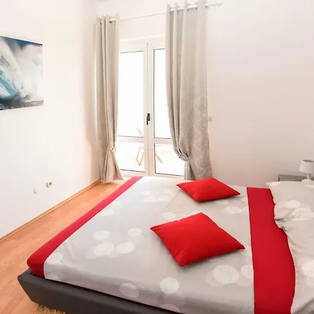 Donella Apartment Split