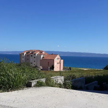 Donella Apartment Split